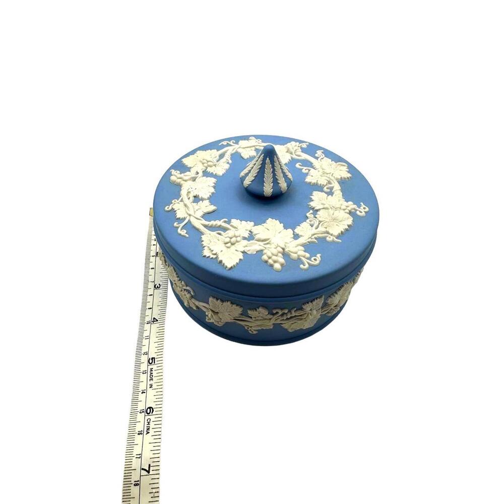 Vintage Wedgwood Blue Jasperware Round Equisite Powder Box with Lid - Picture 4 of 9